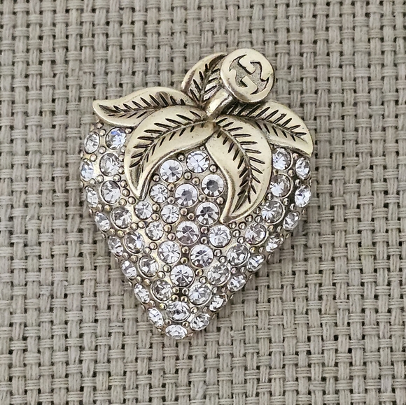 GG Strawberry Brooch 🍓 - Picture 10 of 14